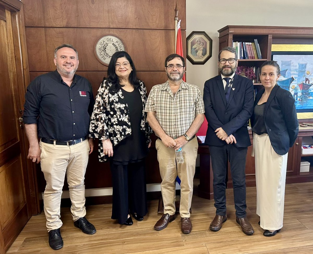 Reunión con la Ministra de la CSJ Dra. Carolina Llanes, el Dr. Alfonso Velázquez de @usaidparaguay e INECIP Py. Se evaluaron los productos orientados a la reducción de la mora judicial, destacando el desarrollo de soluciones innovadoras para agilizar los procesos del sistema.