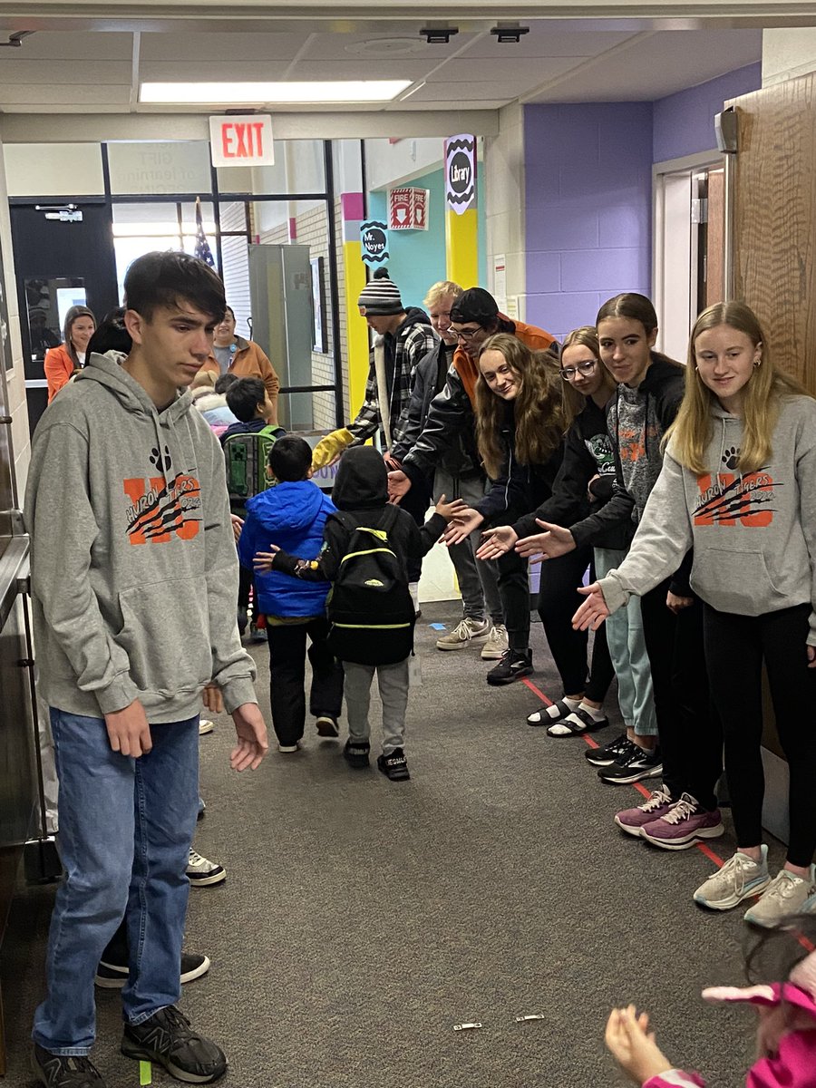 HuronTigerAD's tweet photo. #hurontigers Cross Country team flipped the script today and cheered our littles on to their final stretch of the academic week! https://t.co/NgcHOoyVdo