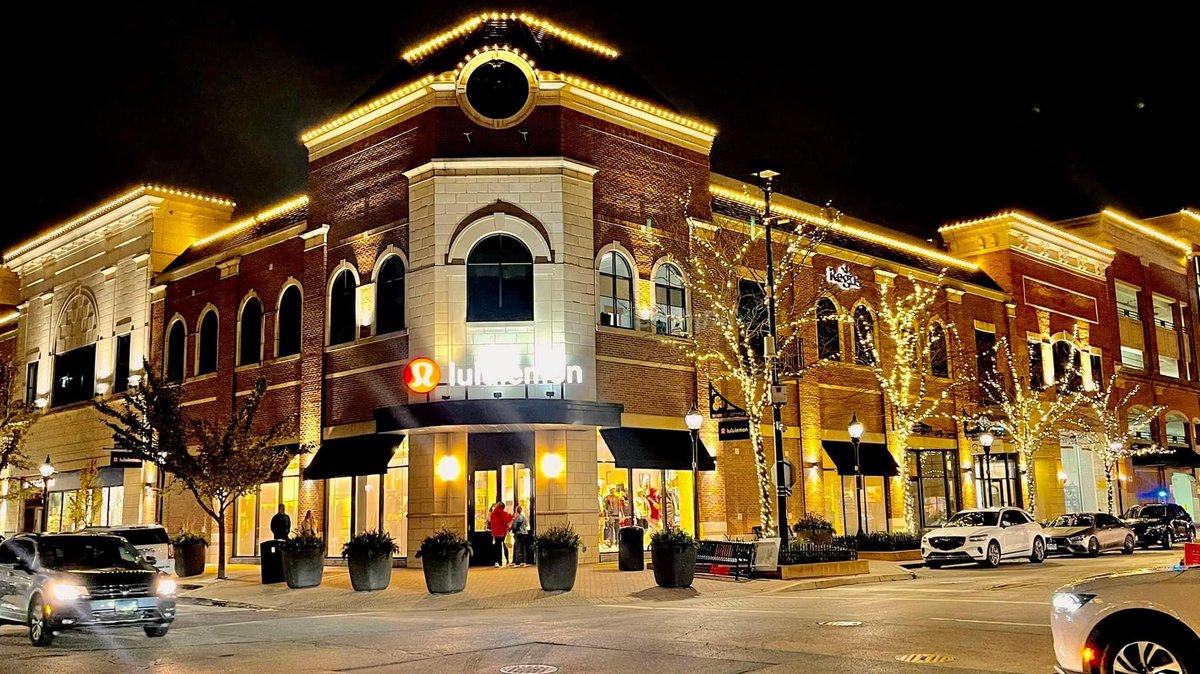 Happy Friday!  5 Things!
🎁Holiday Open House Weekend, Nov 16 &amp; 17
🍷Holiday Wine Walk tickets ON SALE! (Wed, Dec 4). 
🍪Holiday Cookie Walk tickets ON SALE! (Sun, Dec 8)
🎄Downtown Naperville Holiday Gift Cards!
🎅Breakfasts with Santa, Holiday Tea!
 downtownnaperville.com/events ❤️🌟