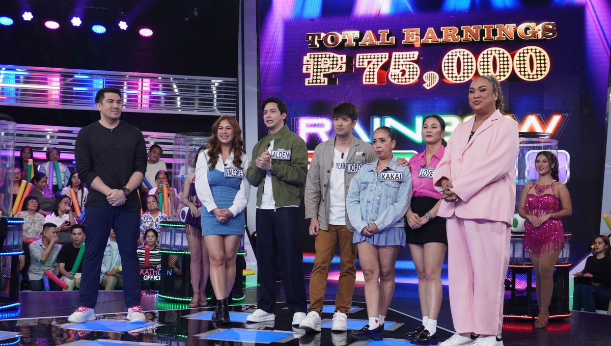 RainbowRumblePH's tweet photo. Maraming salamat sa masayang rambulan, #HelloLoveAgain fam! Bigo si Alden sa jackpot round ng #RainbowRumble pero mag-uuwi pa rin siya ng Php 75,000. Congratulations! Maraming salamat rin Joross, Kakai, Valerie, at Lovely! #RainbowRumbleOFW 🌈💪🏻 https://t.co/EmD7DyXqbm