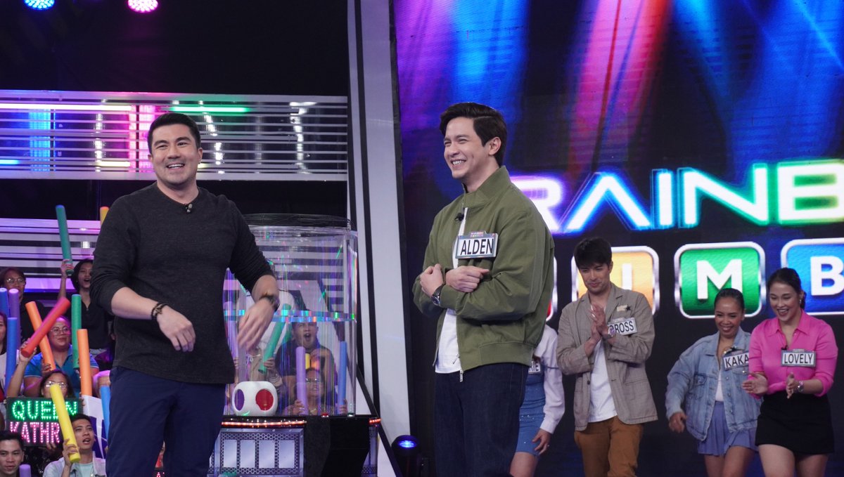RainbowRumblePH's tweet photo. Maraming salamat sa masayang rambulan, #HelloLoveAgain fam! Bigo si Alden sa jackpot round ng #RainbowRumble pero mag-uuwi pa rin siya ng Php 75,000. Congratulations! Maraming salamat rin Joross, Kakai, Valerie, at Lovely! #RainbowRumbleOFW 🌈💪🏻 https://t.co/EmD7DyXqbm
