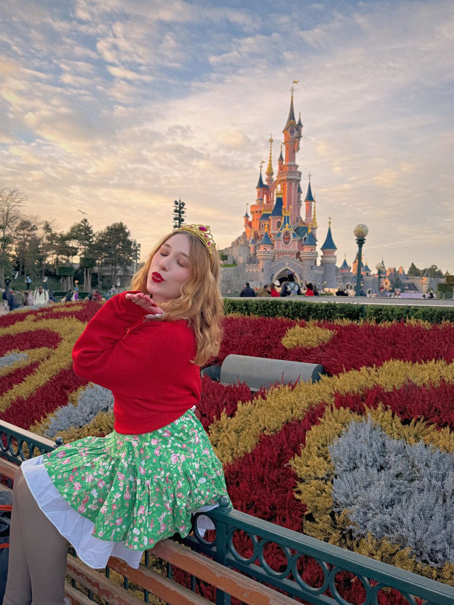 canduxd2's tweet photo. Hace tan solo dos años, me dijeron que siendo como soy jamás llegaría a ningún lado, no sabía que ningún lado, era Disneyland París.
Anyway, kiss kiss from Paris💋 https://t.co/3Qu1y6QQ8l