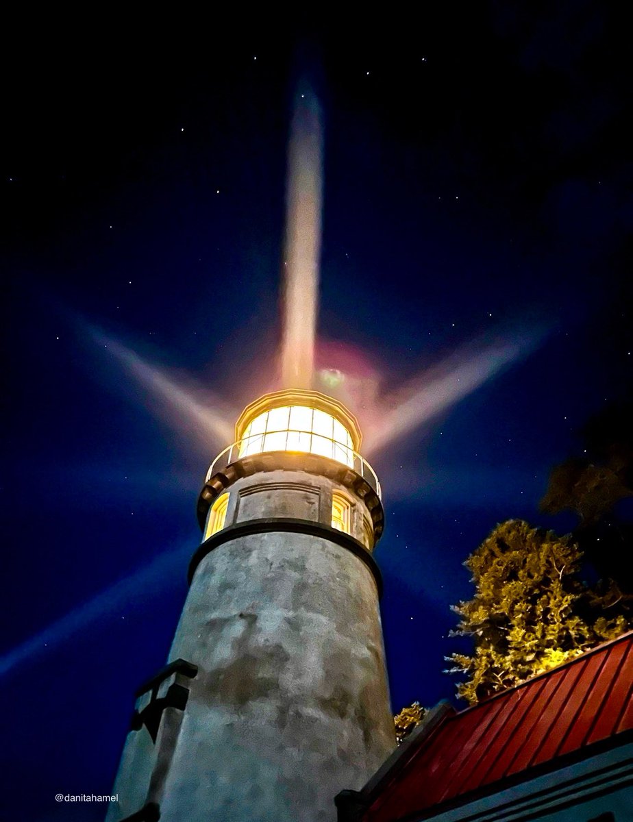 danitahamel's tweet photo. Good morning and happy Friday! ☕️😀👋🏻
Post a photo showing any kind of light beam.
The Heceta Head Lighthouse at night. Those beams were such a sight to see from up close!🤯
#LightBeams https://t.co/XO47LfuH44