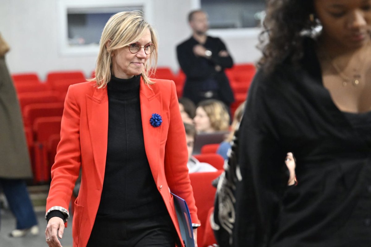sciencespo's tweet photo. Écologie, agriculture, énergie, industrie : hier l'assocition étudiante le @ParlementScPo a reçu @AgnesRunacher, Ministre de la Transition écologique, de l’Energie, du Climat et de la Prévention des risques. Retour sur son parcours politique et ses engagements. https://t.co/2vXXYbkZ0s