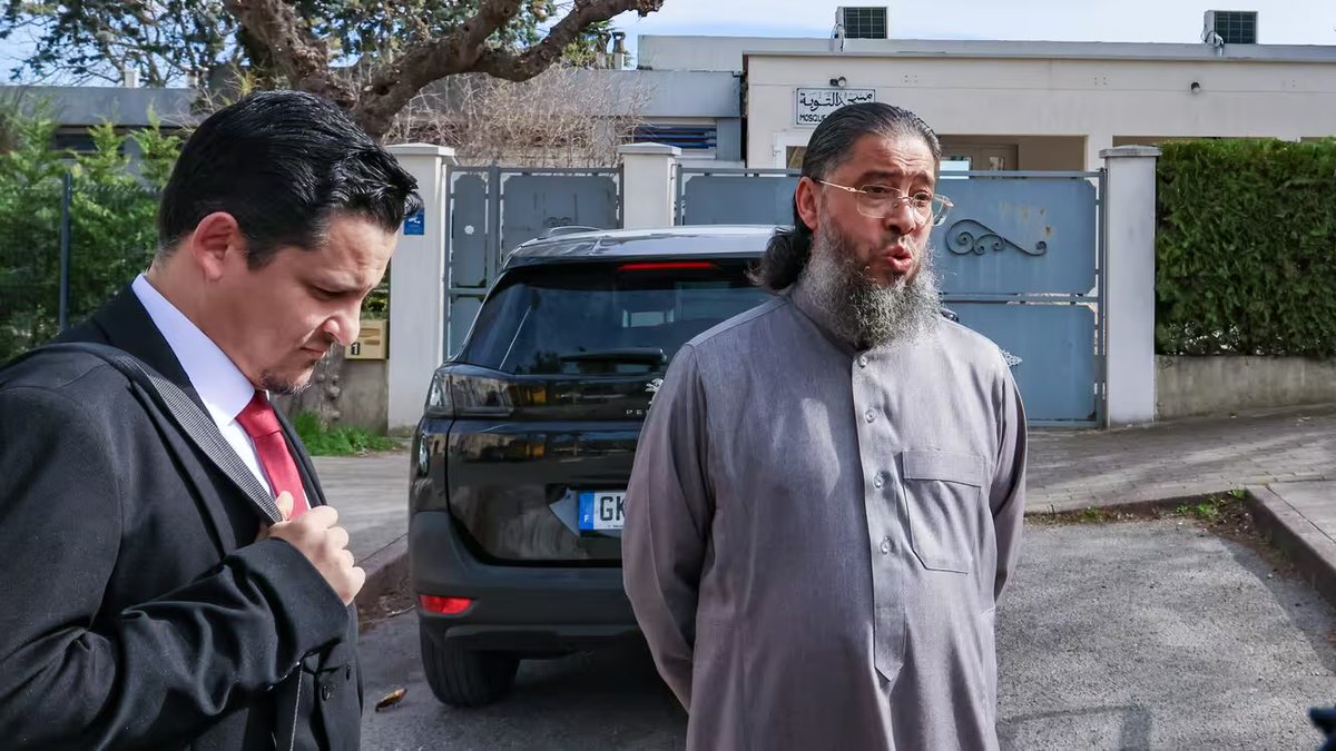 realMaalouf's tweet image. Mahjoub Mahjoubi, a Tunisian preacher in France gave a sermon calling the French flag ‘satanic’.

Within 8 hours, the police showed up at his house and put him on the first plane back to Tunisia.

He had lived in France for 40 years!