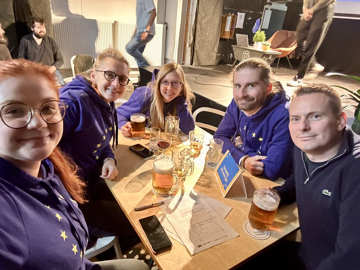 eva_huskova's tweet photo. 🏆 Dnes večer soutěžíme o titul Masters of Evropa ve finálovém pubkvízu @tvorime_evropu. Devět týmů z pražských univerzit soupeří s 🇪🇺 all stars týmem. 🍻 Kdo vyhraje? @UniKarlova @vsecz @CVUTPraha @VSCHT @CZUvPraze @OndrejHouska @ViktorDanek_ @LadmanovaMonika @AnetaZachova https://t.co/Htb3HtaDhY