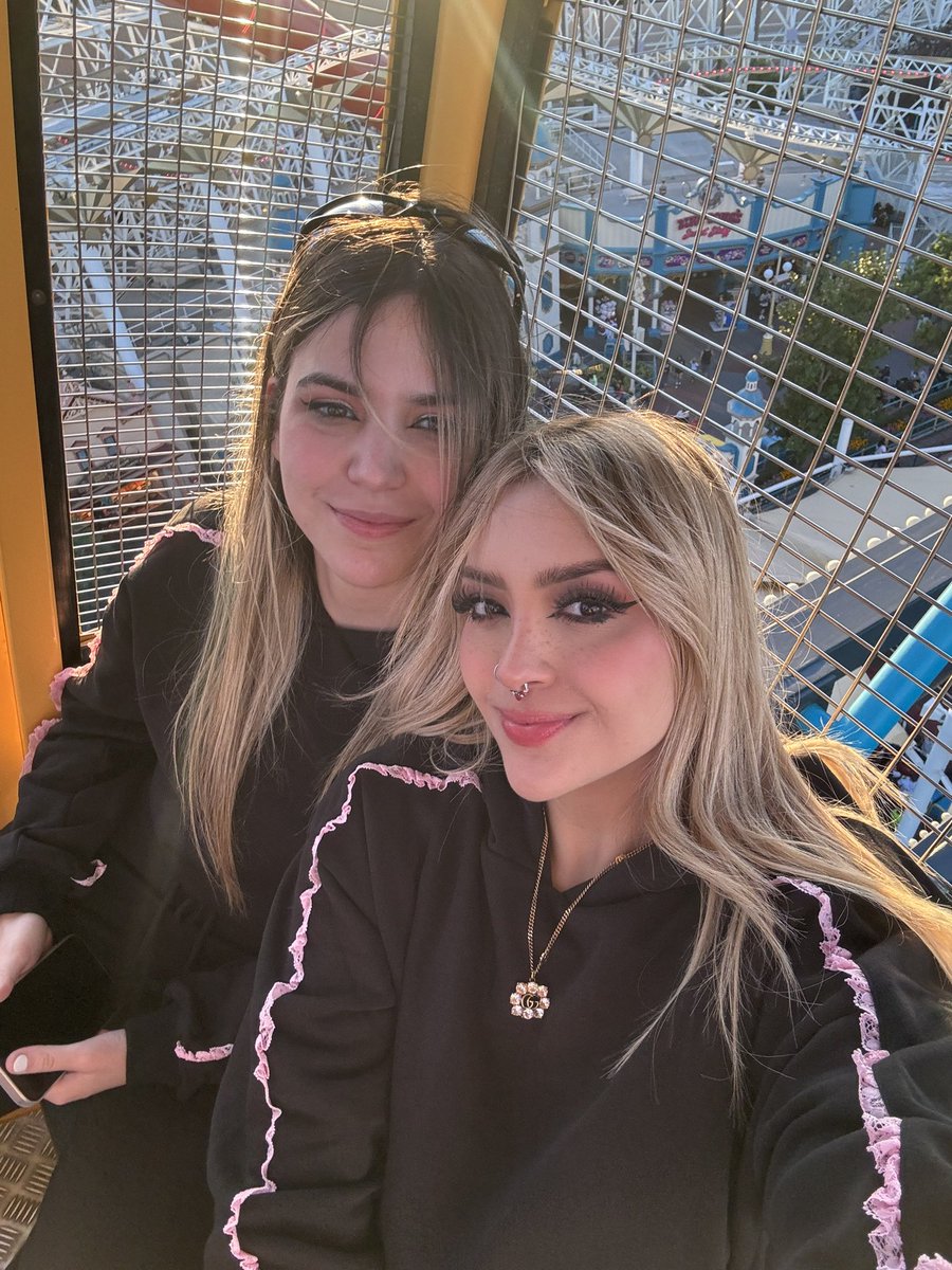 arigameplays's tweet photo. girl’s trip pre Sabrina Carpenter 🎀✨ https://t.co/KE8KBnuxXr