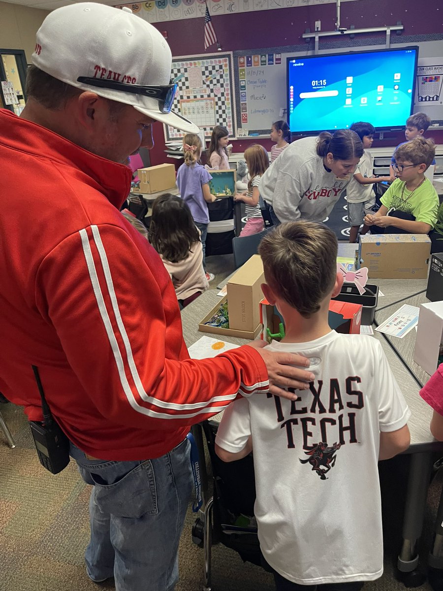 Mrs_Middleb's tweet photo. Our firsties had the best time presenting their animal habitats to kindergarten students and our principals! #teamCES #wearegcisd #science #animals https://t.co/jQvoHmIFYA