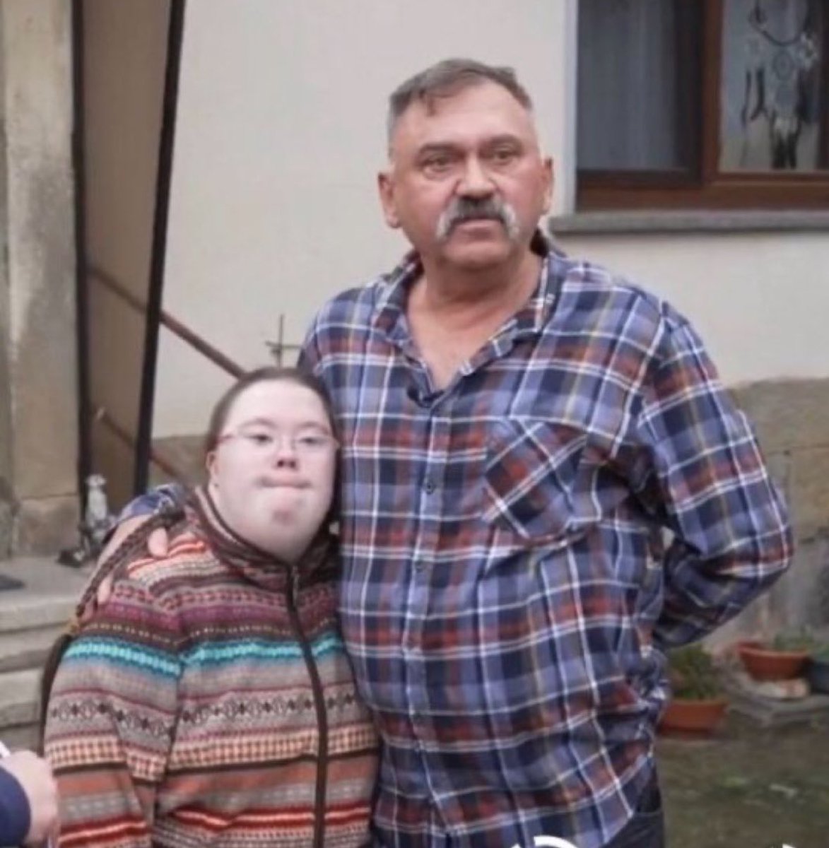 Das sind die Menschen, mit denen die links-woken Eliten nichts zu tun haben wollen. Leute wie #Habeck verachten sie. Weil diese Menschen nicht folgen wollen. Sie reden zu klar. Manchmal auch zu derb. Machen Männerwitze, gehen auf Weinfeste und in urige Kneipen. Sie schuften am