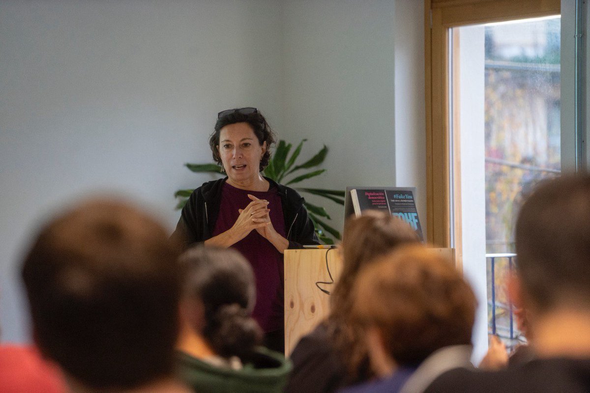 AizpeaOM's tweet image. #EHdigitala|k antolatuta, digitalizazio demokratikoaren erronkez eta erakundeok dugun arduraz aritu zaigu gaur @X_net_|eko #SimonaLevi Joxepa Anttoni Aranberri, Anitzenean.

Zenbat dugun gogoetatu, berrasmatu eta eraikitzeko, eta zein erraz ulertarazten duen Simonak.