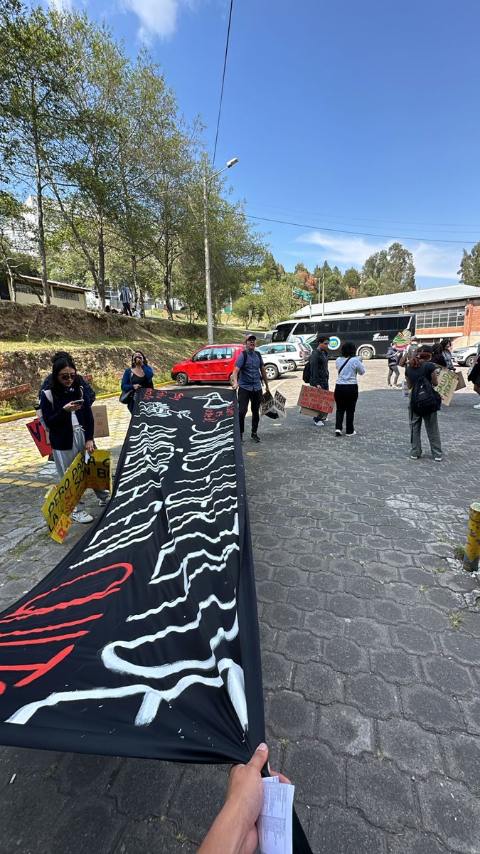 RedKapari's tweet photo. #Atención

#Estudiantes universitarios se tomarán las calles de #Quito en horas de la tarde. Así también, trabajadores, colectivos urbanos, ambientalistas, mujeres anunciaron su participación en la movilización que iniciará en los exteriores de la #UCE hacia la caja del seguro https://t.co/chrVg4sVPD