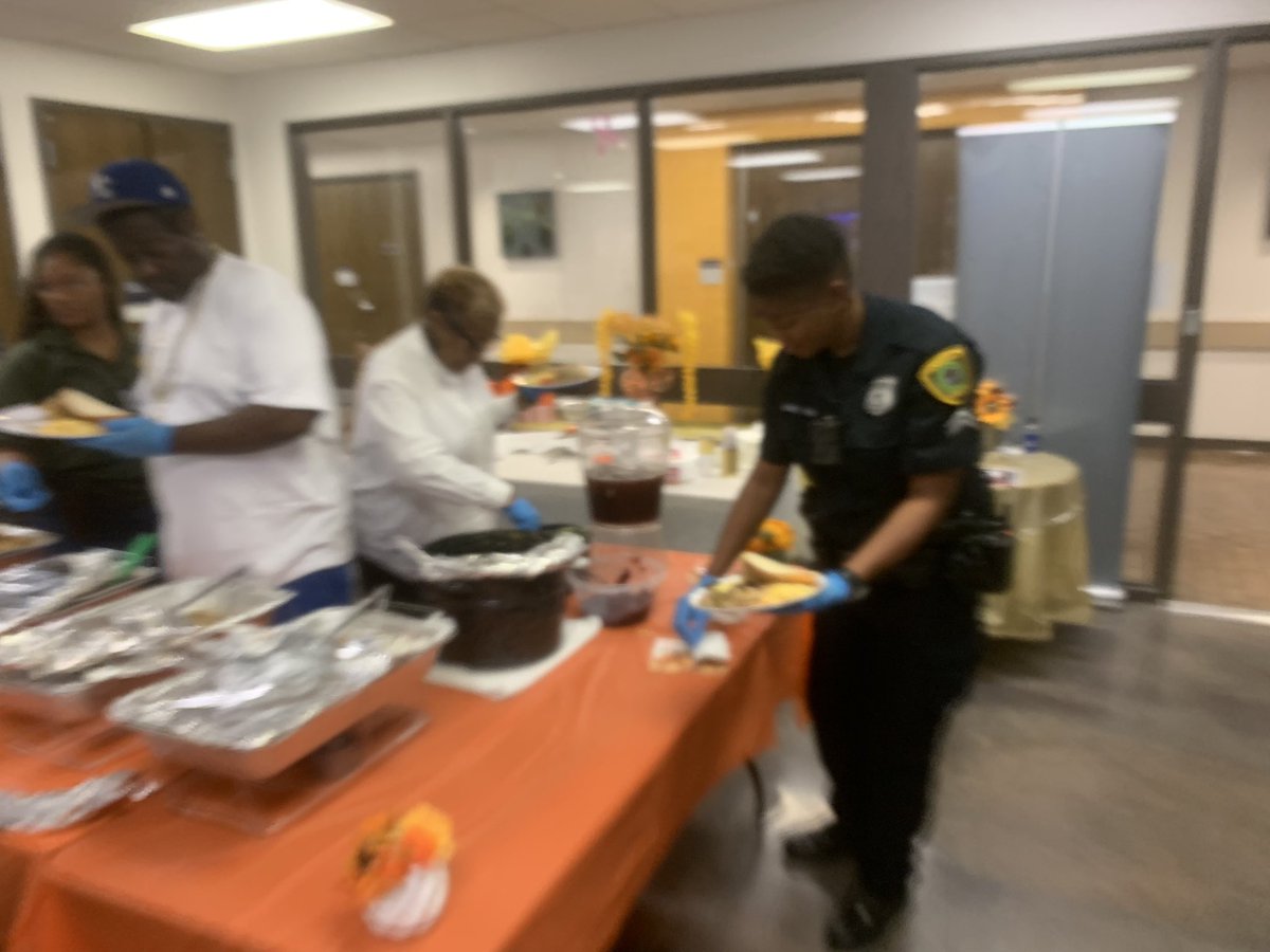 HPDOCAAALIAISON's tweet photo. Thank you Officers Anderson, Nelson, Jones and retired Officer Watson of the Office of Community Affairs for providing entertainment and serving the Seniors at the Kashmere Gardens Multi Service Center Thanksgiving Luncheon. @houstonpolice @AapolH @ABHudsonHPD @DetCarr1 https://t.co/QdJMNb4DWf