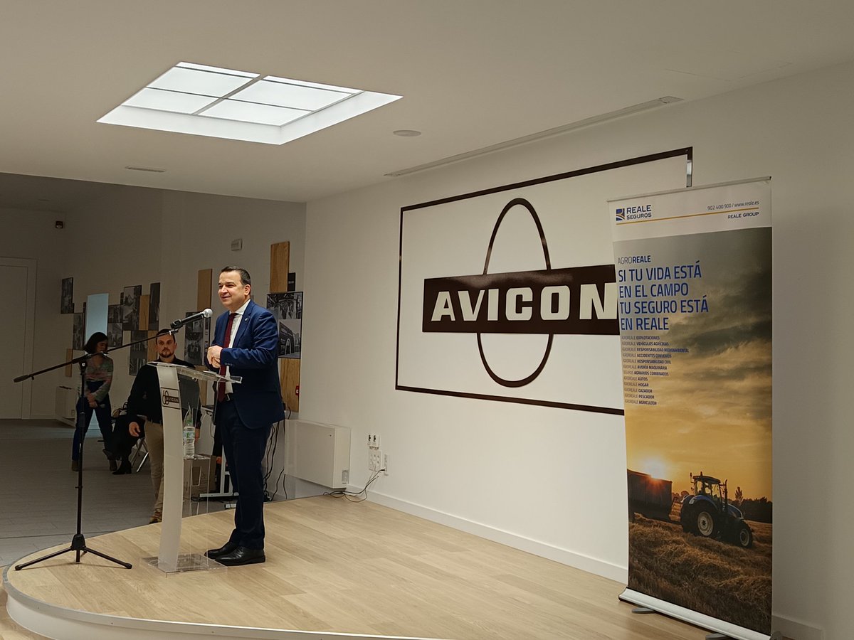 jlopezcol's tweet photo. Hoy, en el marco del 60 aniversario de #Cooperativa #Avicon, @fmartinezarroyo presenta su libro #ElResurgirdelAgro, publicado por @edit_agricola
Es un placer conocer una cooperativa que se ha actualizado y mira hacia delante con fuerza. Juntos siempre se camina más lejos💪🏼💪🏼💪🏼 https://t.co/eDE8q0rtRX