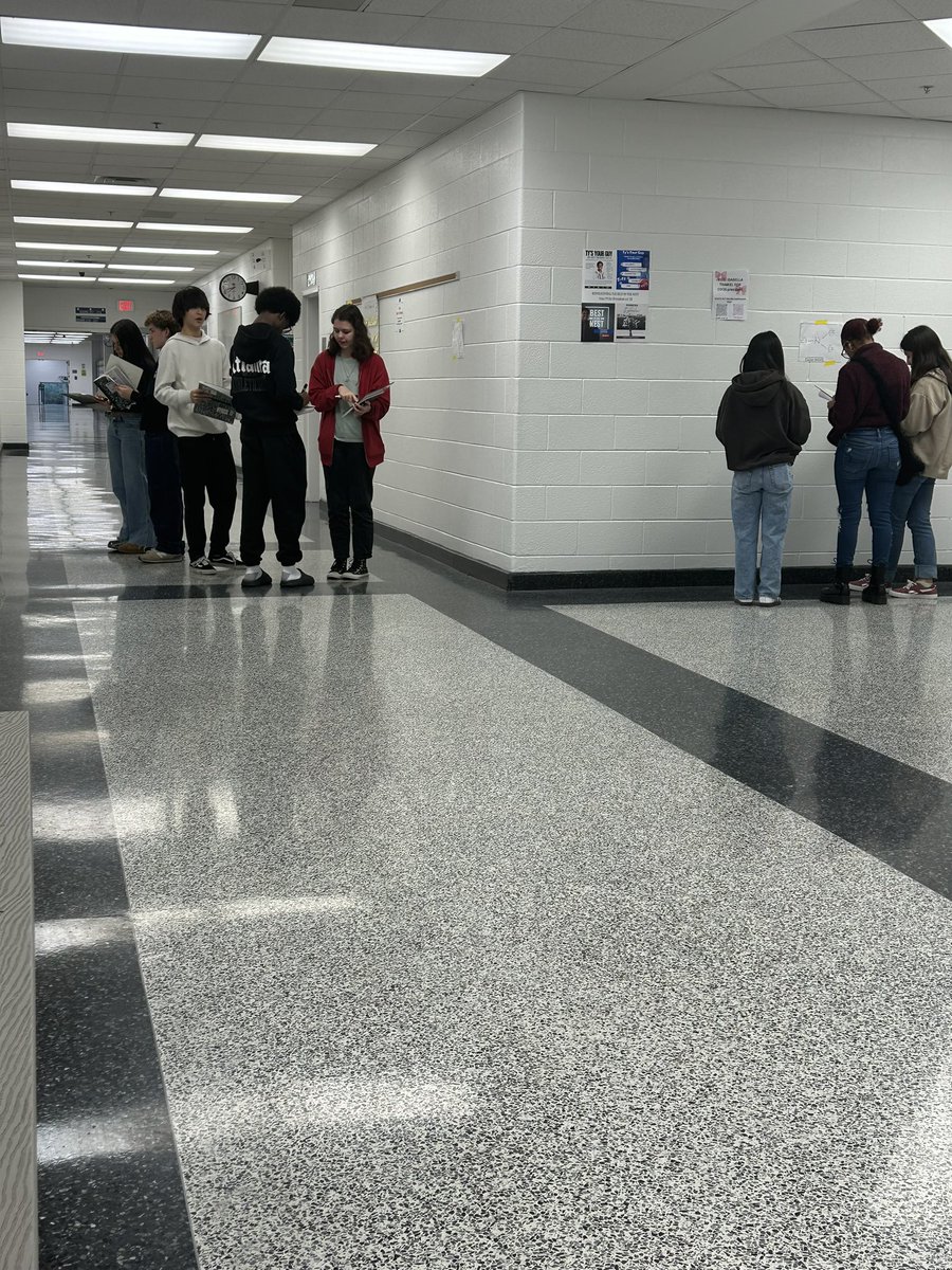 senorajenmorris's tweet image. Students in Ms. Alves Chemistry class collaborated when learning about Lewis Structures. I 💙when I see @LandstownEagles learning beyond the 4 walls of the classroom. #EagleEngagement