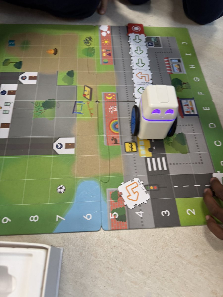 Miss_LEmes's tweet photo. Fun Friday learning with robots! @MmeMDeMelo @StScholStorm https://t.co/G9xEPvbpPb