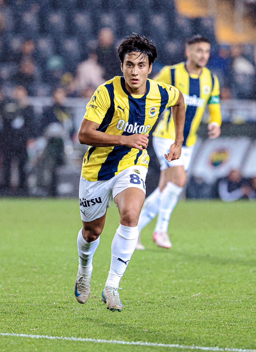 Şükür Toğrak, 2006 doğumlu bir Uygur Türkü…

Bugün Zenit karşısında ilk kez Fenerbahçe formasını giydi.

Atacağın goller, Doğu Türkistan’da ki zulmü dünyaya duyurmanın bir vesilesi olur.

Yolun açık olsun çocuk…