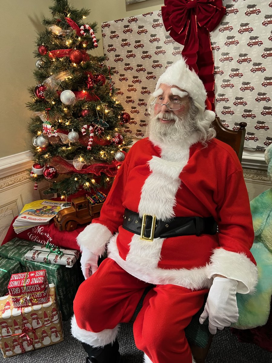 SFAgentLesleyO's tweet image. Come to our Hollins office on Friday, December 6 from 9 AM until 1 PM to visit with Santa and get a picture.  Bring your family, including your dogs for a picture with Santa. #VisitSanta #FamilyFun #PetFriendly #SantaPhotos
