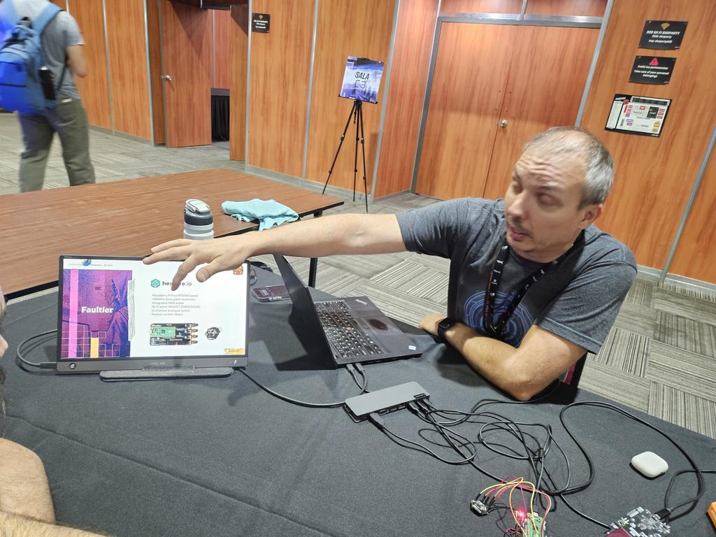cechix's tweet photo. En la charla de Fault Injection con @marianoit en #Ekoparty https://t.co/A0VPjSDW8l
