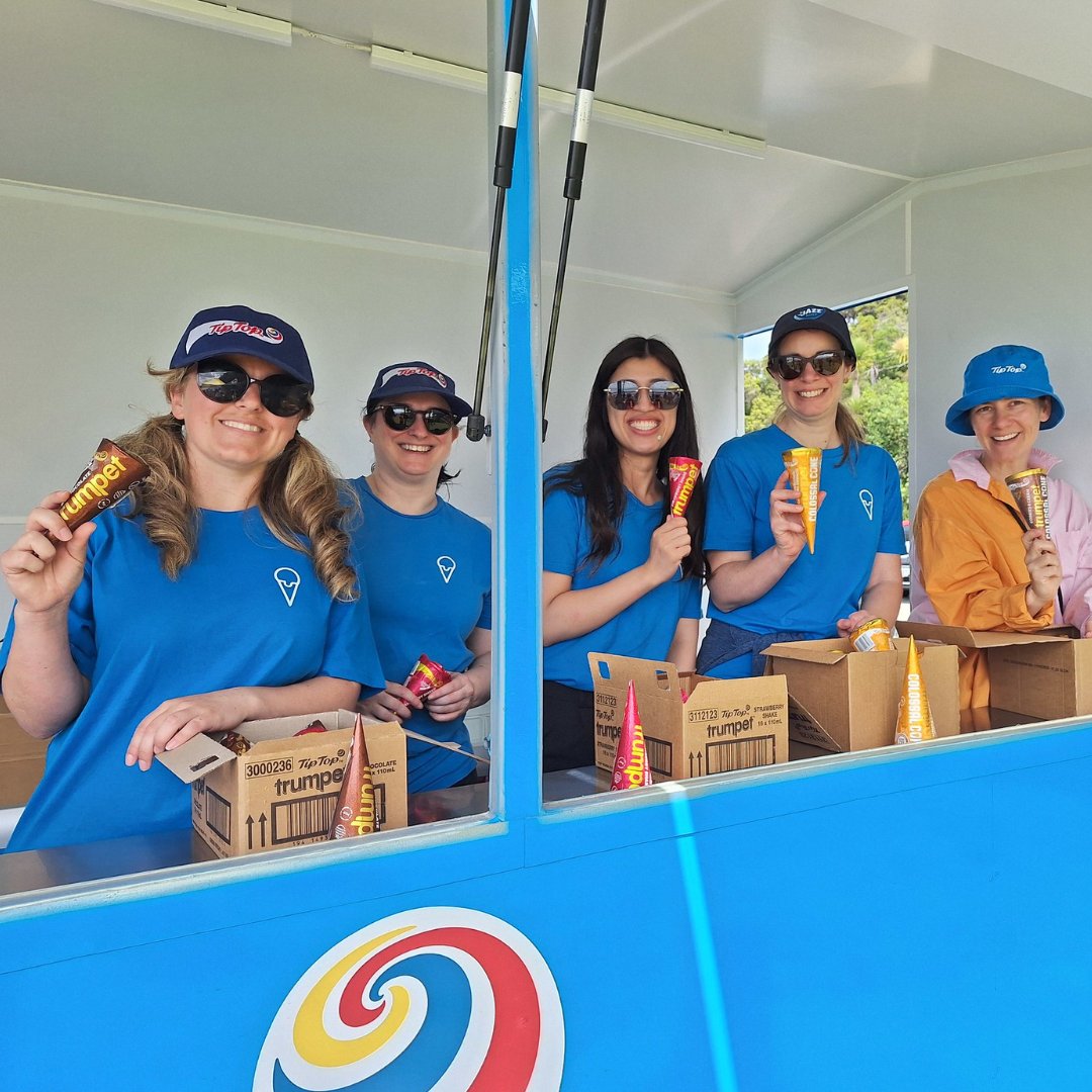 sustaincoasts's tweet photo. Thanks to support from our partner Tip Top Trumpet, we welcomed nearly 150 people at Cornwallis Beach, Tāmaki Makaurau Auckland 🏖️ We took away a whopping  5,420 litres of litter, 108 bags full! https://t.co/fK74WqMq8x