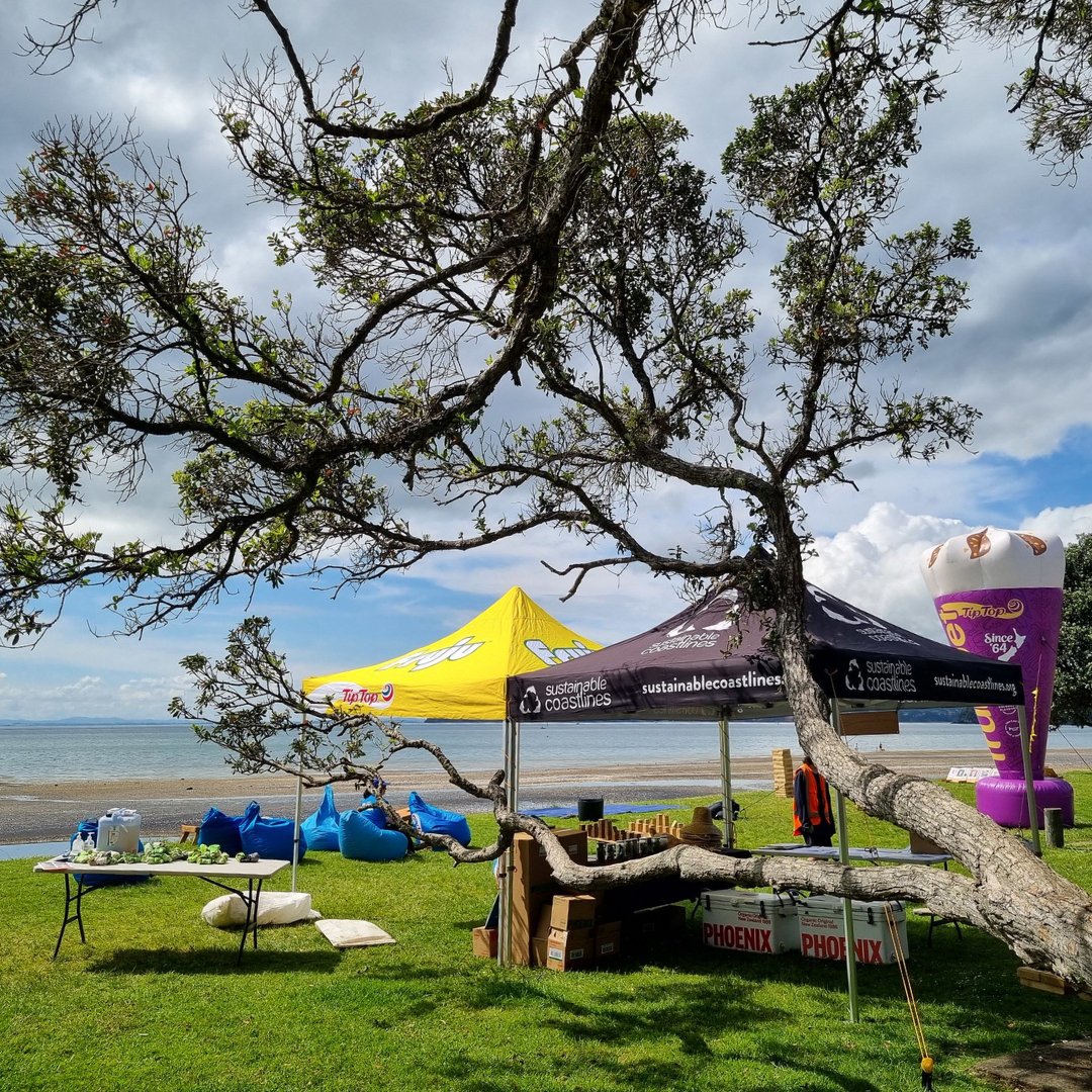 sustaincoasts's tweet photo. Thanks to support from our partner Tip Top Trumpet, we welcomed nearly 150 people at Cornwallis Beach, Tāmaki Makaurau Auckland 🏖️ We took away a whopping  5,420 litres of litter, 108 bags full! https://t.co/fK74WqMq8x