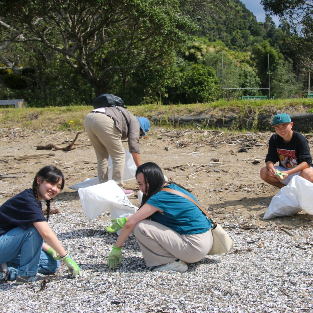 sustaincoasts's tweet photo. Thanks to support from our partner Tip Top Trumpet, we welcomed nearly 150 people at Cornwallis Beach, Tāmaki Makaurau Auckland 🏖️ We took away a whopping  5,420 litres of litter, 108 bags full! https://t.co/fK74WqMq8x