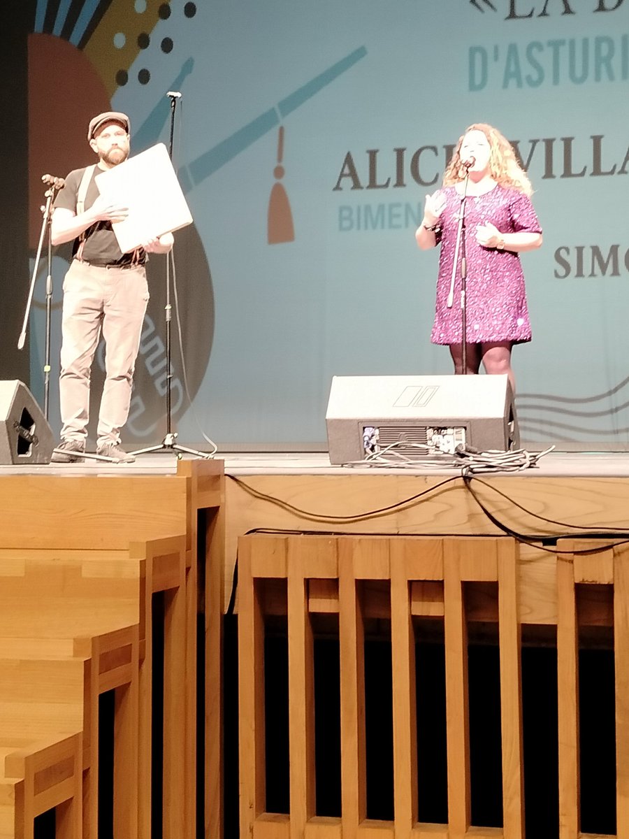 Restillete's tweet photo. Disfrutando de l'asturianada na semifinal del "I Premiu de Canción Asturiana Obdulia Álvarez La Busdonga" @silviatarano
#LaPolaSiero #Asturinada
#CanciónAsturiana #TeatruAuditoriu #LaBusdonga https://t.co/szcnVCfS2g