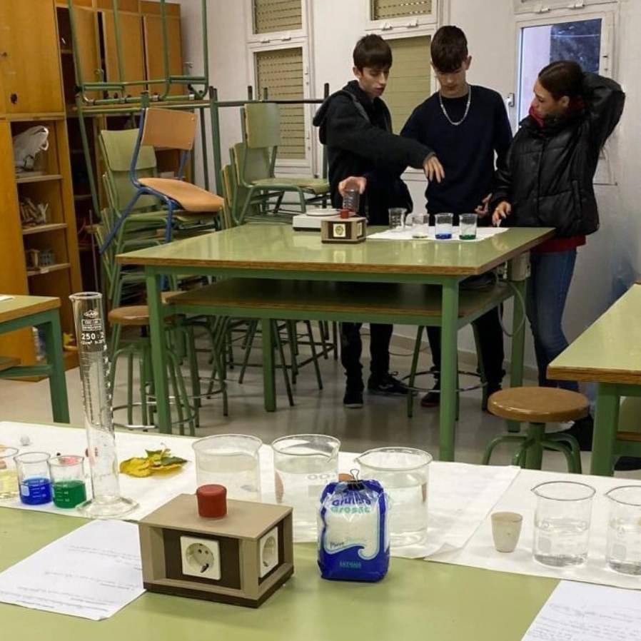 CadizCoordina's tweet photo. El alumnado de 4º de Diversificación del IES Rafael Alberti ha ejercido de “profe” por un día y se ha encargado de dar una clase de Física al grupo de 2º ESO. Trabajando juntos/as en el Laboratorio de Física y Química realizaron cinco experimentos distintos.
#YoElijoLaPública 💚 https://t.co/hJbAOtnUmf