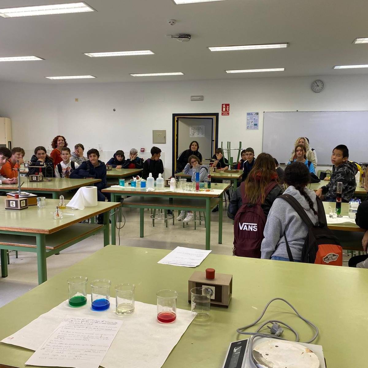 El alumnado de 4º de Diversificación del IES Rafael Alberti ha ejercido de “profe” por un día y se ha encargado de dar una clase de Física al grupo de 2º ESO. Trabajando juntos/as en el Laboratorio de Física y Química realizaron cinco experimentos distintos.
#YoElijoLaPública 💚