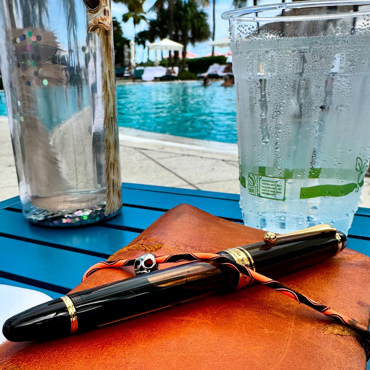 The perfect travel buddy from @pilotpenusa the 823 never disappoints.
Easy to fill with a LOT of ink and a nib that is just 🤌
.
.
#fountainpenday #pen #journal #writing #style #penaddict #fountainpenday2024 #calligraphy #paper #fountainpen #ink #write #celebrate #Truphae