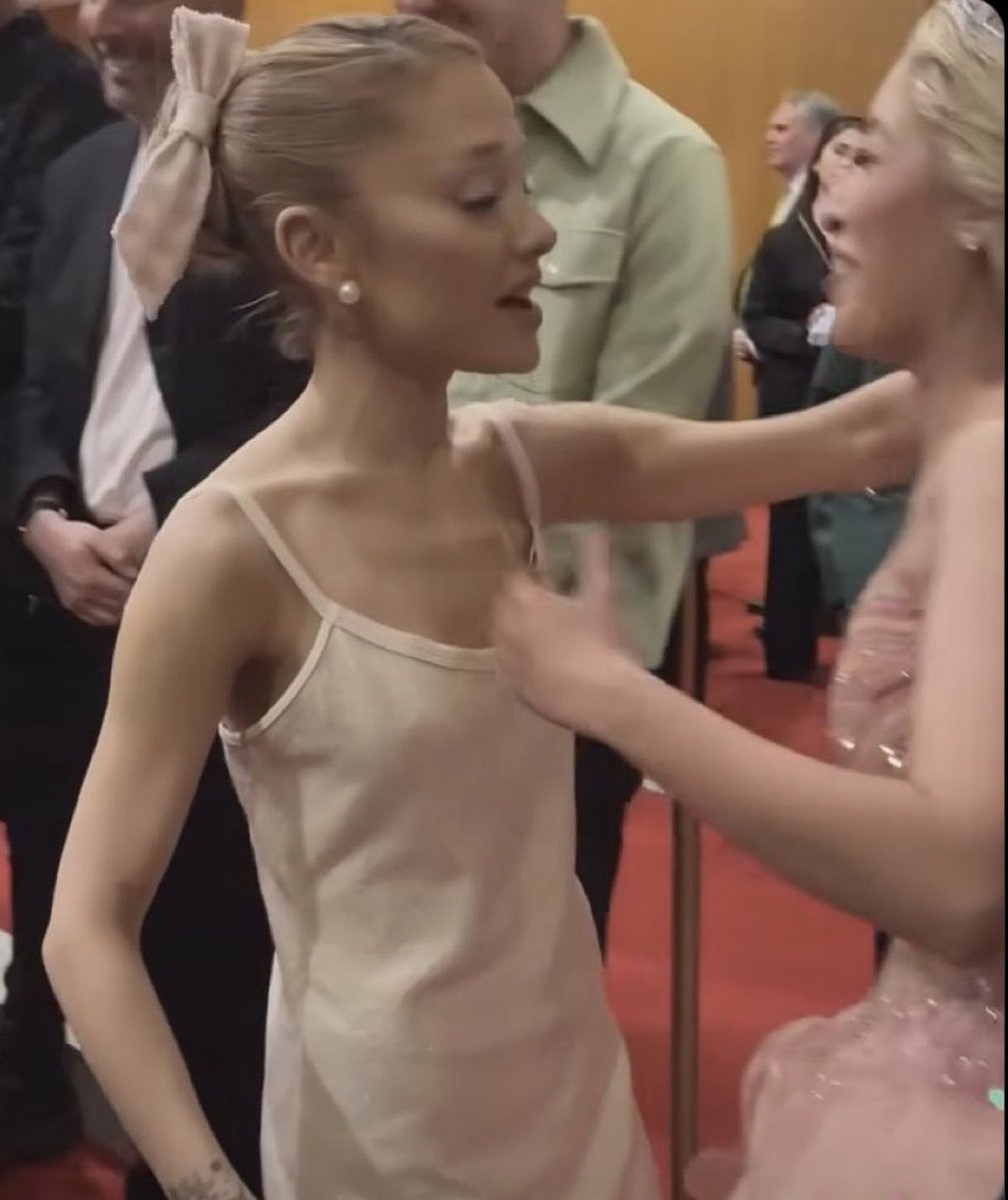 MattWallace888's tweet photo. What happened to Ariana Grande? https://t.co/wfBegKP1VU