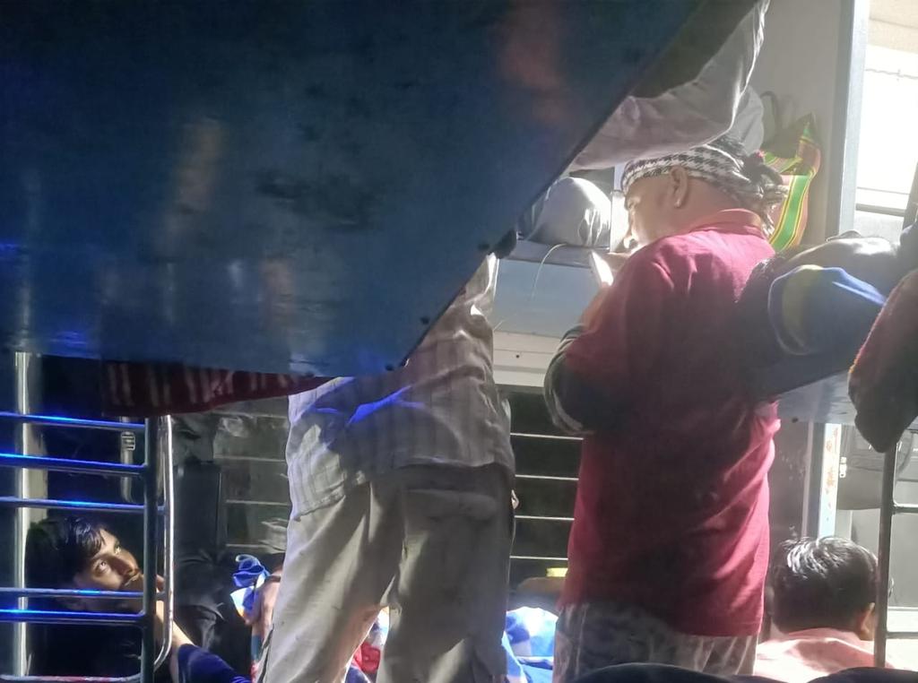 Rupnarayan89's tweet photo. @RailMinIndia @IRCTCofficial @DRM_LJN @RailwaySeva @LawyerGkm @mid_waytimes
I would like to report the presence of unauthorized passengers in Train No. 15066, Coach S1. This is causing inconvenience to valid ticket holders. Please take immediate action. https://t.co/xkJvoJjJeP