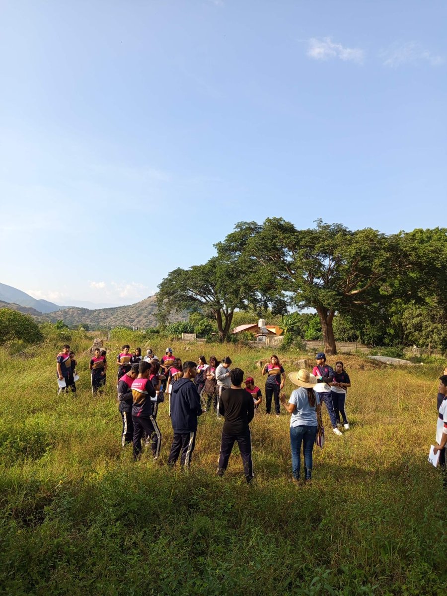Ayer visitamos al COBAEJ #Ahuacapán* para mostrar a los alumnos la relación entre vegetación, el uso del territorio y la cantidad de materia orgánica en la protección y conservación del suelo y el #agua.📷
#Ahuacapán en #AutlándeNavarro es #TerritorioJIRA