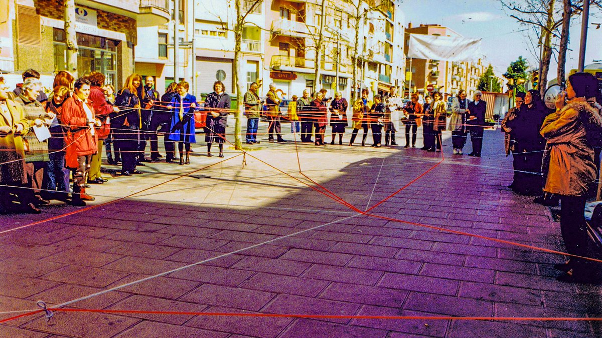 Fa ara 25 anys, el 7/3/1999 convocades pel Casal de la Dona, ens vam trobar, per teixir juntes una xarxa de records, per que la historia recent no quedi en l'oblit.
Os compartim, fotografies fe l’acte i un video de les lluites de  d’aquells anys.
 gramenet.tv/Dones/FEM-MEMO…