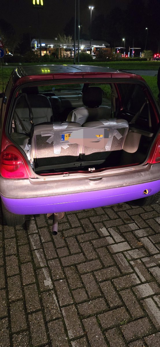 Tijdens de avonddienst kom je dit voertuig tegen op de Rotterdamseweg Ridderkerk. Nog nooit meegemaakt. 
Uiteraard een pv opgemaakt en mocht niet meer verder rijden ^dn