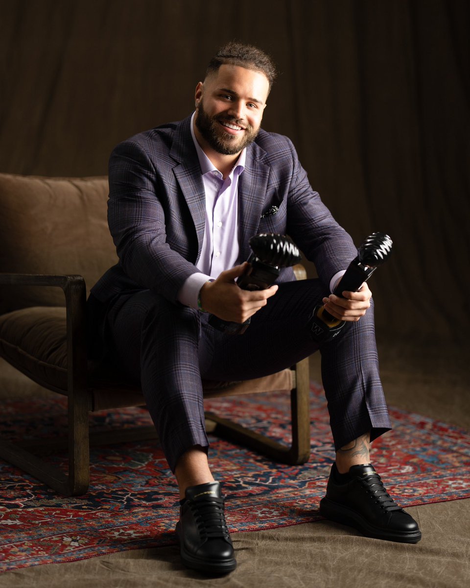 bradyoliveira's tweet image. Honored to be named the CFL’s Most Outstanding Canadian and Most Outstanding Player—only the 4th player in history to achieve this! Truly a special night that I’ll never forget.✨💙💛 

These awards are a reflection of my team, family &amp;amp; incredible support system around me! 🙏🏽🔵💣