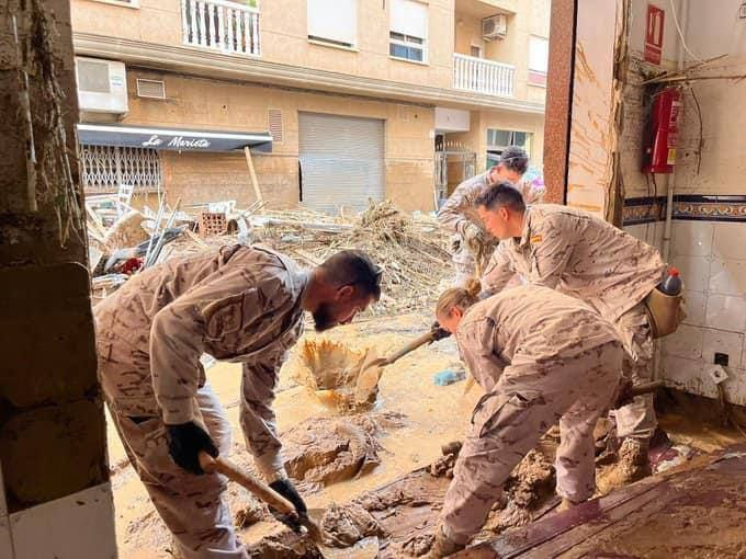 Militares denuncian 

"Hola, buenas tardes. Nos acaban de informar, a los que estamos en Valencia, que a partir de mañana comenzaremos a trabajar en modo de grupo táctico, y que tenemos totalmente prohibido aceptar comida, subir a personas a los vehículos para ayudarlas y, en
