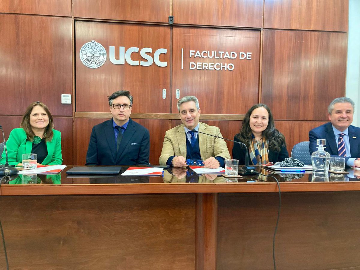 En el día de ayer se efectuó el seminario ‘Daños, compensación y riesgos’. 

En  el primer panel intervinieron la doctoranda de nuestro programa de Doctorado Mg. María Paz Olavarría (USS) y los doctores Jorge Oviedo (U. La Sabana, Colombia) y Patricio Carvajal (PUC).