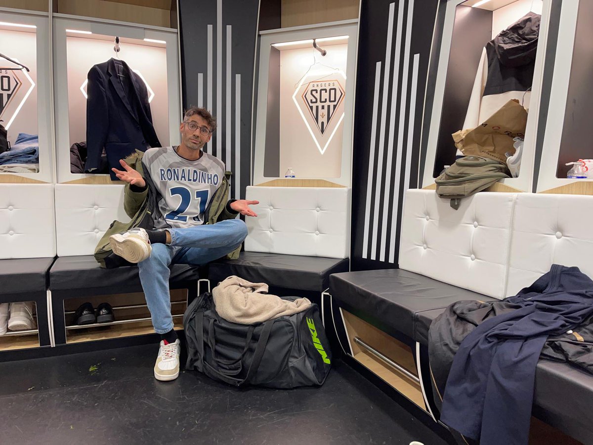 Quand tu attends <a href="/10Ronaldinho/">Ronaldinho</a> dans le vestiaire pendant qu'il joue. Je bougerai pas de là.