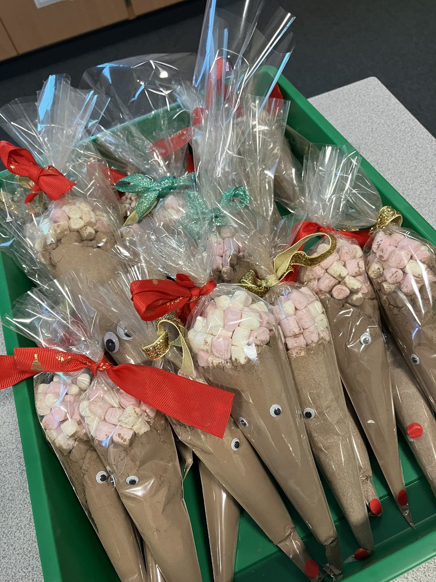 mrsiscullion's tweet photo. S4 SCOTS class have been busy making Christmas treats! 🎄🎅🏻❄️☃️ they will be coming round classes over the next three Mondays, prices start at 50p to £2! All money raised going towards the school Advent fund 😀 @StMungosFalkirk @SMHSBusinessEd https://t.co/JnXODdNMFa