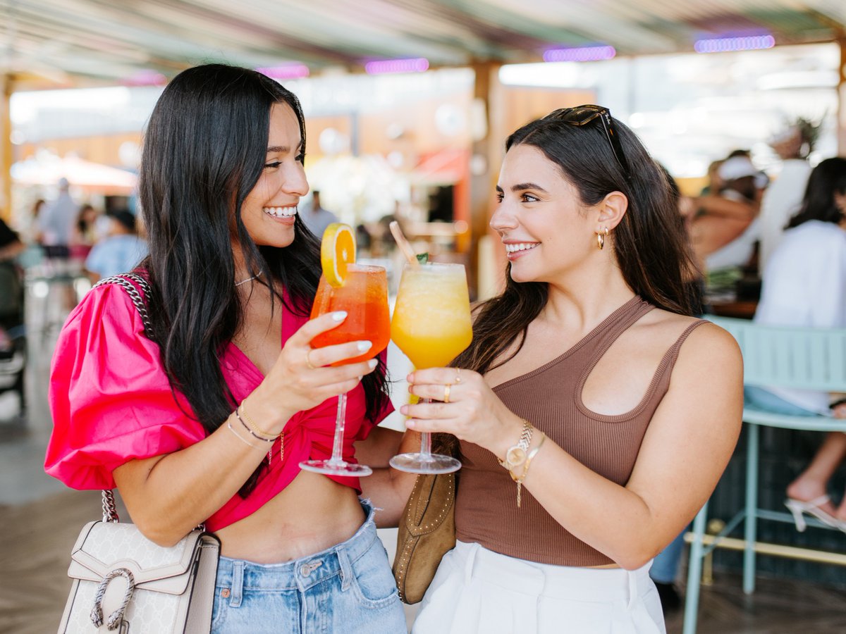 BreakwaterHg's tweet photo. Vibes, views, and a complimentary welcome cocktail waiting for you at #RegattaGrove 🍹 https://t.co/Qi9zTRZg3b
