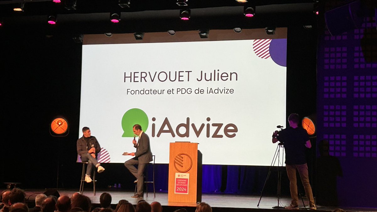 Soirée des diplômés <a href="/iutlaval/">IUT DE LAVAL</a> continue avec un retour sur le parcours de nos alumnis. Très heureux de revoir Julien Hervouet fondateur et PDG d'<a href="/iAdvize_fr/">iAdvize France</a> :)