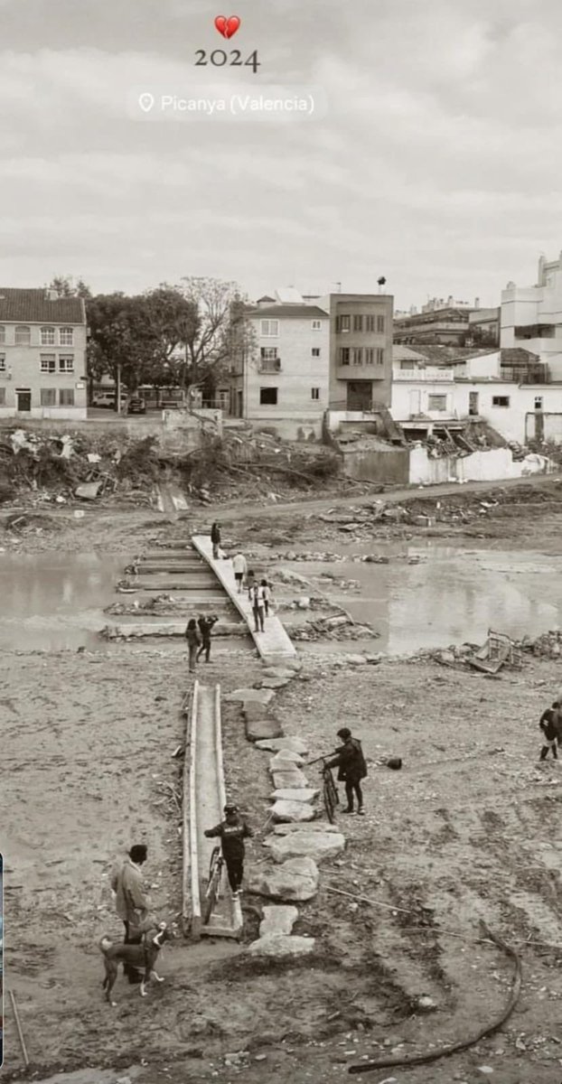 No sé l’autoria de la foto però no és #Picanya el 1920. És novembre del 2024. El barri de #Vistabella necessita solucions després de la DANA. També som part del poble.