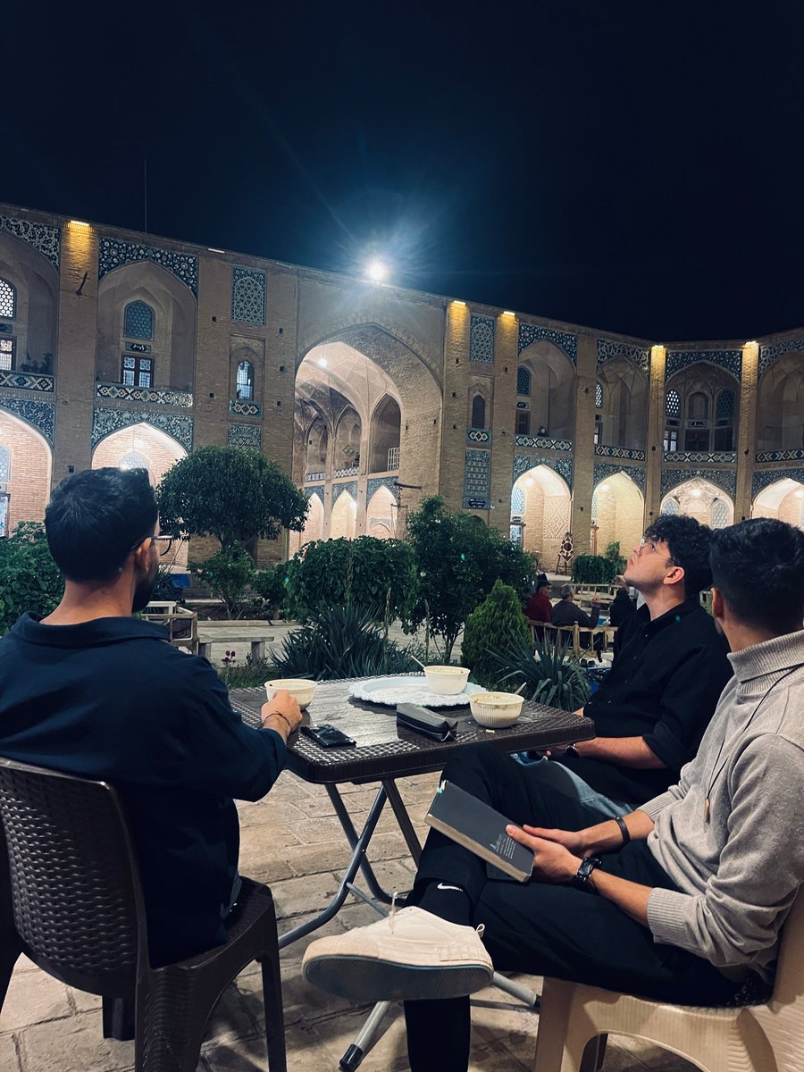 Sedali_h's tweet image. شاید همین لحظه ها که درد هایمان را تقسیم میکنیم
باعث میشه بتونیم قوی تر ادامه بدیم...