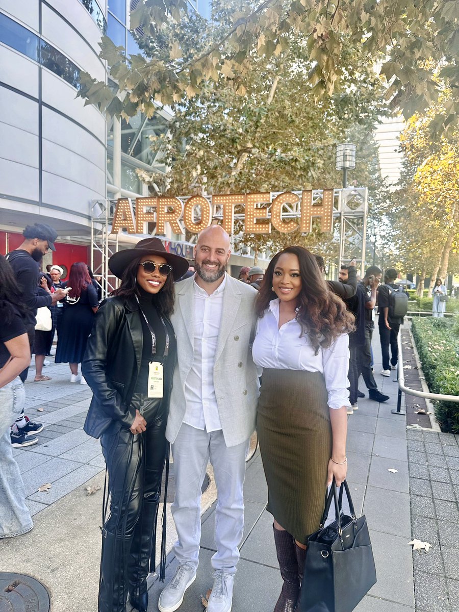 FeliciaPStone's tweet photo. spent the morning at the @AfroTech conference and ran into someone you might know, with a couple others you should! Def my favorite panel of the day ππ
#NBADecoded #levelupyourgame https://t.co/NAkOjMU3ec