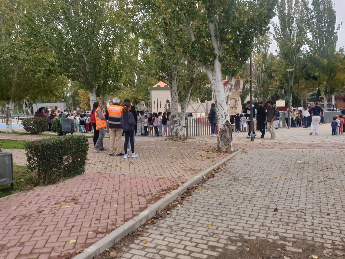 prote_pozuelo's tweet photo. Seguimos con el trabajo en autoprotección a través de la realización de simulacros.
En el día de hoy en la Escuela Infantil #LaEncina y en @ceipinfanta1 https://t.co/KzuLTHEija