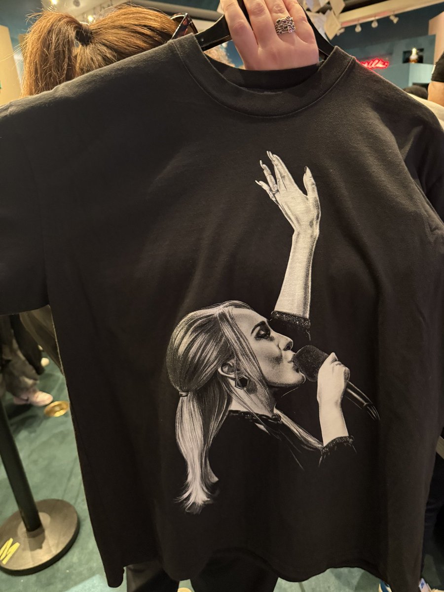 loveisagame_'s tweet photo. Poster &amp; T-shirt of this weekend ✨
#adele #weekendswithadele #pop https://t.co/6CdLyZhHez