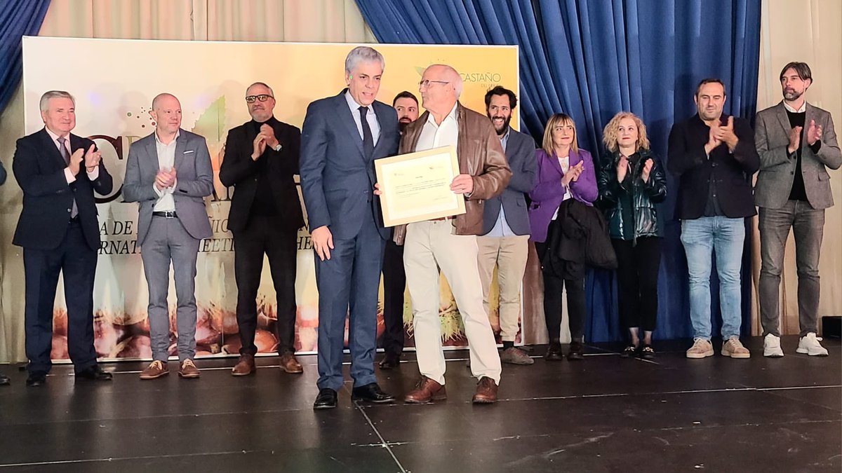 🌰 Cierro la jornada en la inauguración de la XV FeriadelaCastaña de <a href="/BioCastanea/">Biocastanea 2024</a> 2024 que organiza la Mesa del Castaño y el Ayuntamiento de #Carracedelo

La <a href="/jcyl/">Junta de Castilla y León</a> reconoce y trabaja por un producto esencial en la cultura, paisaje, gastronomía y economía de la comarca berciana 👏🏻