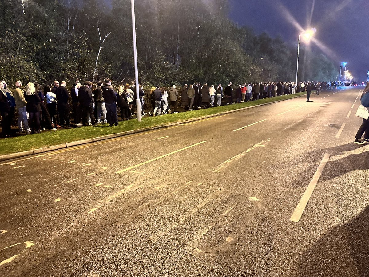 friedcookie's tweet image. Shocking queues @TheCoopLive for the @thecourteeners awful customer journey.