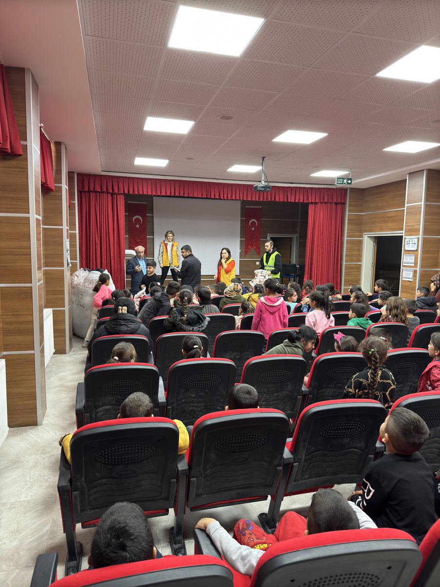 Kars ilimizde bulunan Mehmet Akif Ersoy İlkokulu öğrencilerine bot ve mont hediyelerimizi takdim ettik. Kendilerine başarılı bir eğitim yılı diler Okul Müdürü Mustafa Çiftçi beyfendiye göstermiş olduğu misafirperverlikten dolayı teşekkür ederiz.