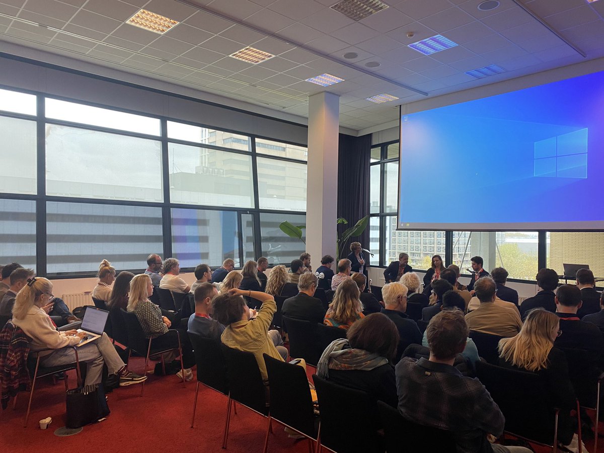 NLinBE's tweet photo. Samenwerking gaat over het delen van capaciteit en middelen, maar vooral over van elkaar leren! Mooie discussie over VL-NLse grensoverschrijdende journalistieke samenwerking tijdens de @VVOJ conferentie, met @deBuren @pointer_kroncrv @vrtnws @SVDJnieuws en #FBJP https://t.co/5Rh9SjwelM